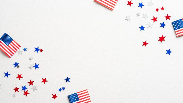 USA holiday banner design. Frame of american flags and confetti stars on white background. Happy Independence day, President's Day, Labor day concept. - Foto, immagini