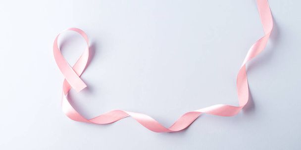 Mellrák tudatosság rózsaszín szalag szimbólum szürke háttér - Fotó, kép