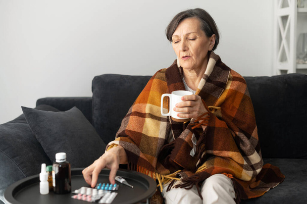 Elderly woman has cold and flu - Foto, imagen