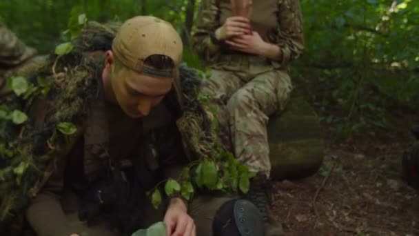 Nutrición de los soldados en el campo durante la misión militar de peligro - Imágenes, Vídeo
