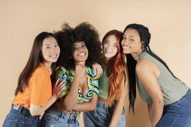 grupo de namoradas multiétnicas, abraçando posando em estúdio, feliz sorrindo - Foto, Imagem