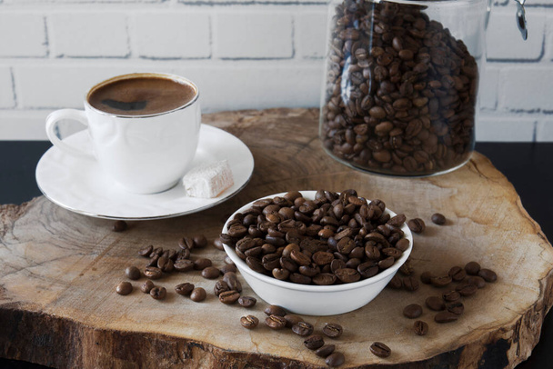 Egy csésze török kávé és bab egy darab fán. Szelektív fókusz  - Fotó, kép