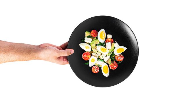 Салат з руколи, авокадо, вишневих помідорів та яєць ізольовані на білому тлі. Зелений колір. Вегетаріанський салат
. - Фото, зображення