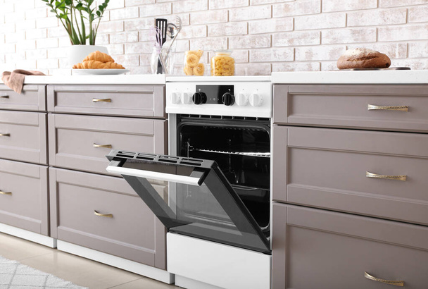 Modern meubilair met elektrische oven in keuken - Foto, afbeelding