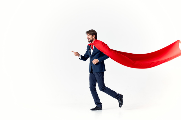 бізнесмен в костюмі червоний плащ супергерой менеджер світлого фону
 - Фото, зображення