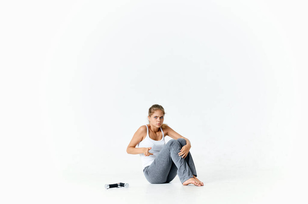 sportive woman sitting on floor dumbbells workout exercise fitness - Foto, Bild
