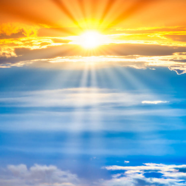 Ciel couchant avec rayons du soleil et nuages couchant - Photo, image