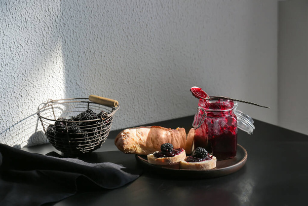 Composition with jar of tasty blackberry jam and sandwiches on table - Foto, Imagem