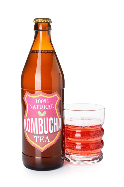 Glas und Flasche roh fermentierten Kombucha-Tee auf weißem Hintergrund - Foto, Bild