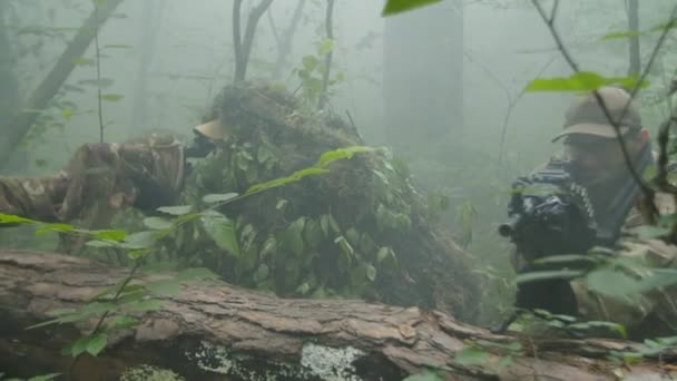 Ελεύθερος σκοπευτής και πυροβολητής παρατηρώντας εχθρικό έδαφος που καλύπτεται από σύννεφο καπνού - Πλάνα, βίντεο