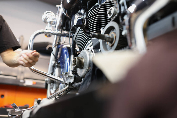 車のワークショップの閉鎖のオートバイのエンジンの修理とメンテナンス - 写真・画像