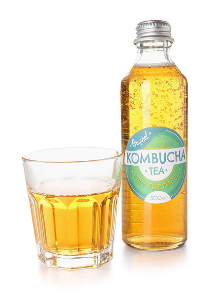 Glas en fles verse kombucha thee op witte achtergrond - Foto, afbeelding