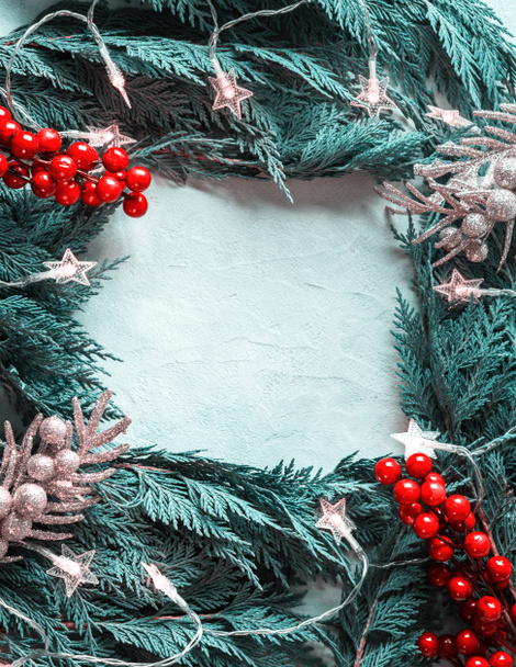 Cornice di rami di abete verde con forma a stella Luci di Natale - Foto, immagini