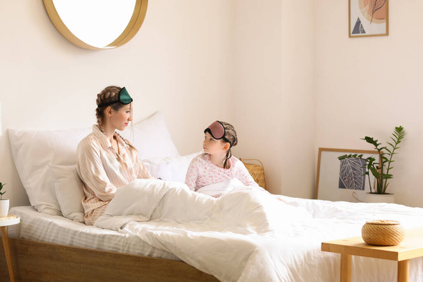 Küçük kız ve annesinin yatak odasında sabahları - Fotoğraf, Görsel