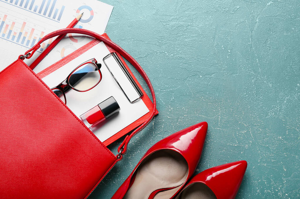 Stijlvolle handtas met accessoires en schoenen op kleur achtergrond - Foto, afbeelding