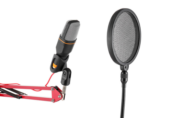 Beyaz arkaplanda pop filtresi olan modern mikrofon - Fotoğraf, Görsel