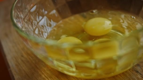 Rompo los huevos en un tazón transparente. Vídeo 4k - Imágenes, Vídeo
