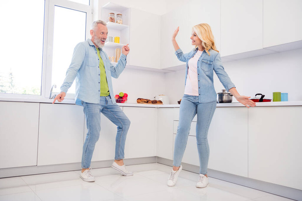 Full size photo cheerful smiling good mood mature couple dancing in kitchen careless carefree enjoying weekend free time - Zdjęcie, obraz