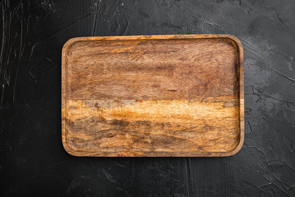 Conjunto de tabla de cortar de madera envejecida, plano de vista superior, con espacio de copia para texto o su producto, sobre fondo de mesa de piedra oscura negra - Foto, Imagen