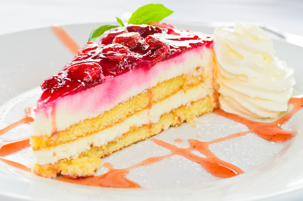 Délicieux gâteau au fromage aux fraises avec crème fouettée
 - Photo, image