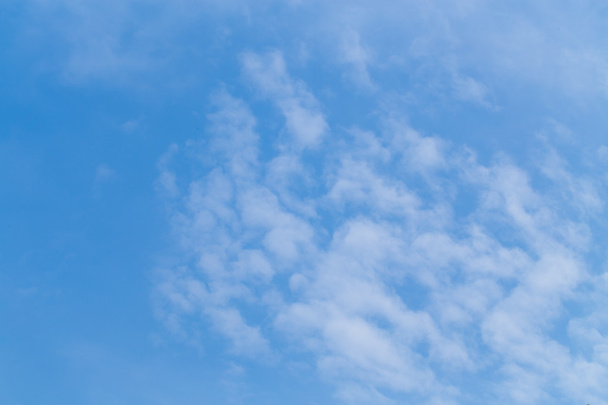 Biała chmura na błękitnym niebie  - Zdjęcie, obraz