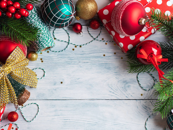 Cadre décoratif rouge, vert et doré de Noël sur bois - Photo, image