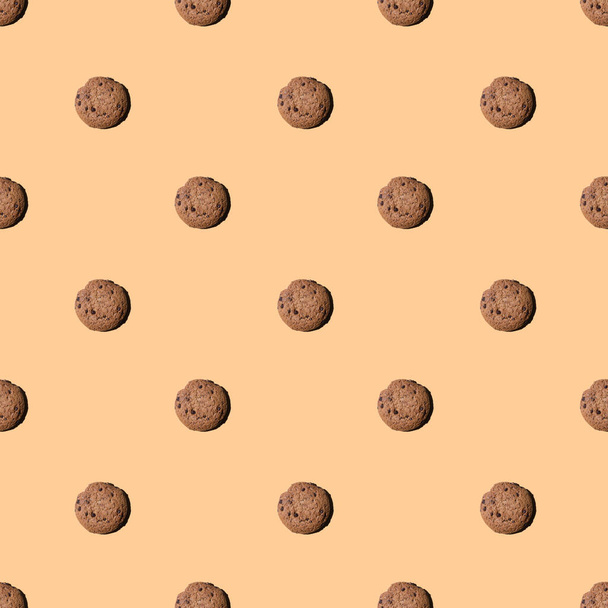 Een patroon van havermoutkoekjes met stukjes chocolade - Foto, afbeelding