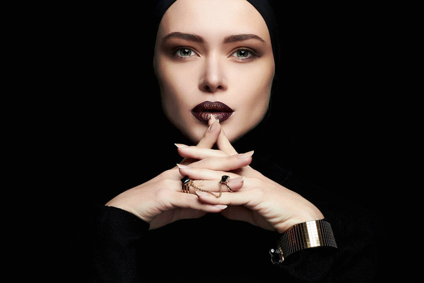Beauty-Make-up. schöne Frau in trendigen Modeschmuck Armband. hübsche junge muslimische Frau Gesicht. Kosmetikkonzept - Foto, Bild
