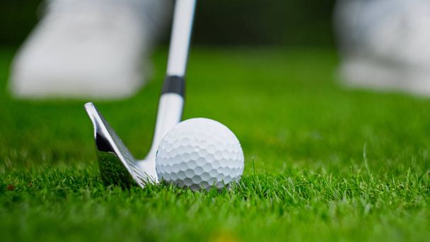 Golf club schoppen de bal op groen gras close-up - Foto, afbeelding