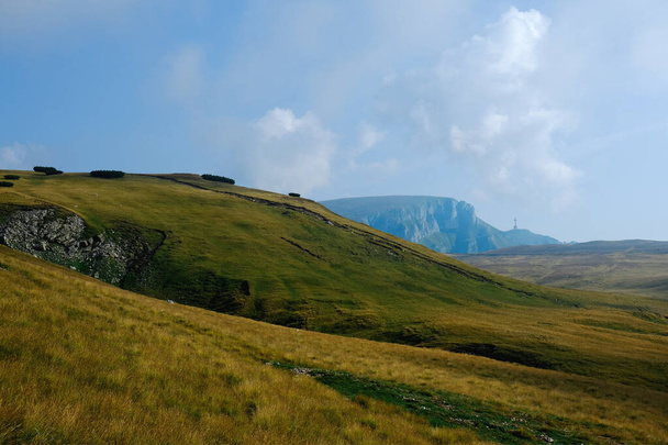 Verbazingwekkend landschap op het Bucegi Plateau, de weg van Piatra Arsa naar Babele, Karpaten gebergte, Roemenië. Ver weg ligt Caraiman Heroes 'Cross.. - Foto, afbeelding