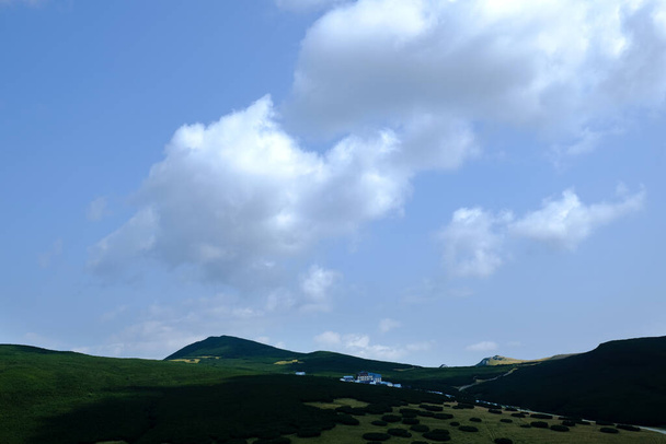 Пейзаж на плато Бучеджи, с Джепиями Мари и Пятра Арса Шале, Карпаты, Румыния - Фото, изображение