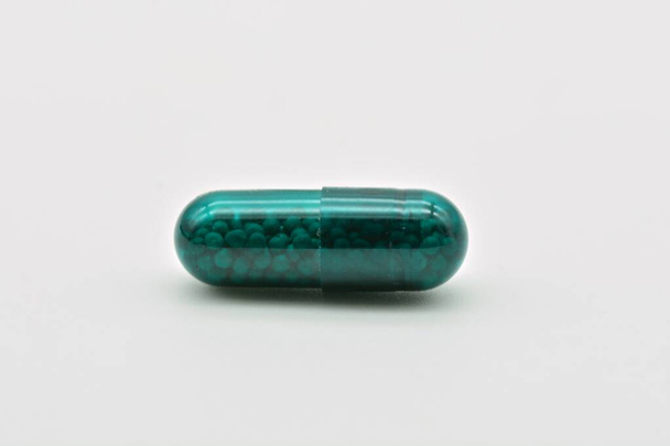 Forma farmacêutica de cápsulas verdes, isoladas sobre fundo branco - Foto, Imagem