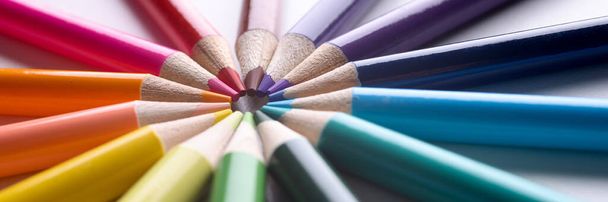 Värilliset kynät järjestetty ympyrän lähikuva - Valokuva, kuva