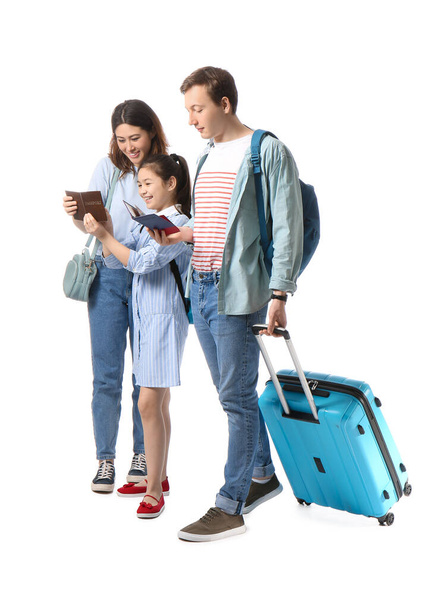 Beyaz arka planda bavulu olan mutlu bir aile. Turizm kavramı - Fotoğraf, Görsel