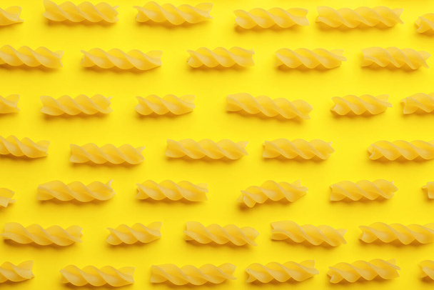 Pastas de fusilli sin cocer sobre fondo de color - Foto, Imagen