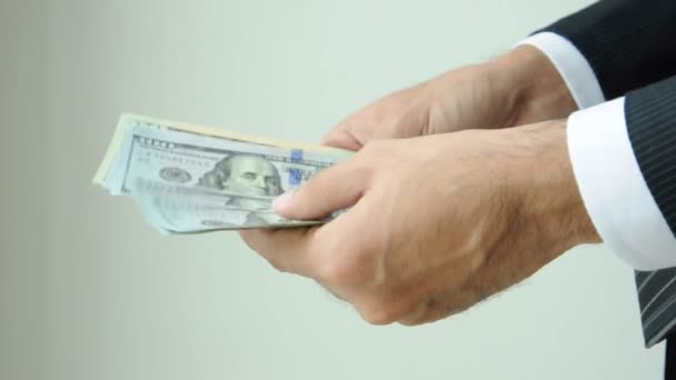 Mãos de homem de negócios contando dinheiro
 - Filmagem, Vídeo