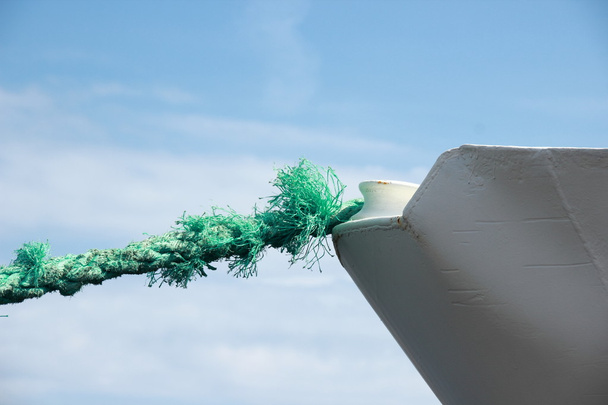 Corda de âncora verde desgastada no arco do navio
 - Foto, Imagem