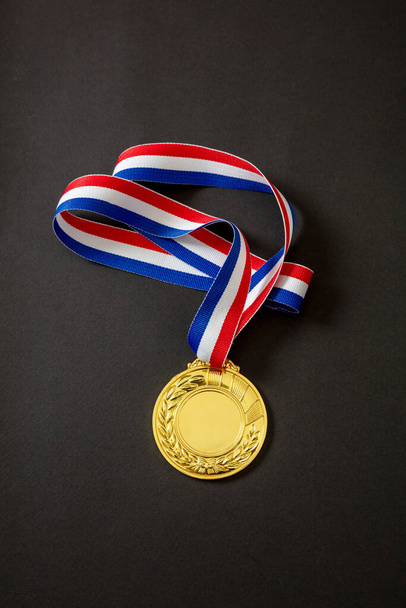 金メダル1位。優勝1位の選手。白を基調としたスポーツトロフィー賞と赤と青のリボン賞。空白のスペースと月桂樹の花輪、テンプレート - 写真・画像