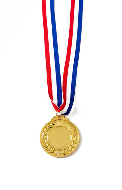 Золотая медаль, приз победителя висит на красной синей ленте. Спортсмен трофей в спорте за первое место чемпион изолирован на белом фоне. Пустое пространство и лавровый венок, шаблон - Фото, изображение