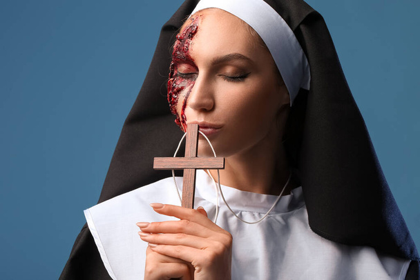 Nainen pukeutunut Halloween nunna väri tausta - Valokuva, kuva