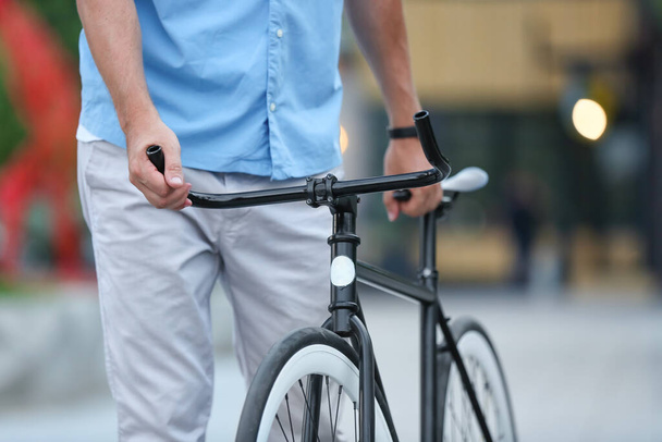 Man with bicycle on city street - Zdjęcie, obraz