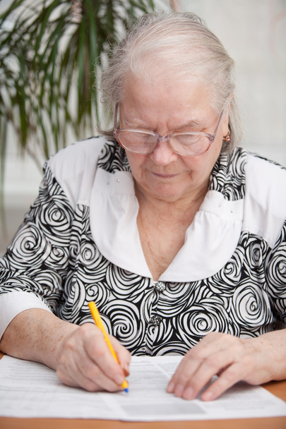 Senor woman signing document - Zdjęcie, obraz