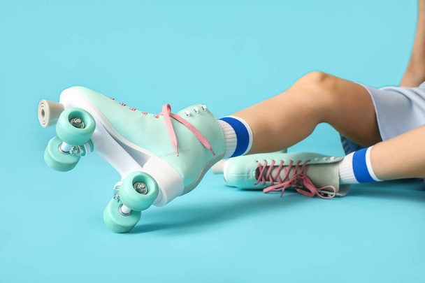 Young woman in roller skates on color background - Fotografie, Obrázek