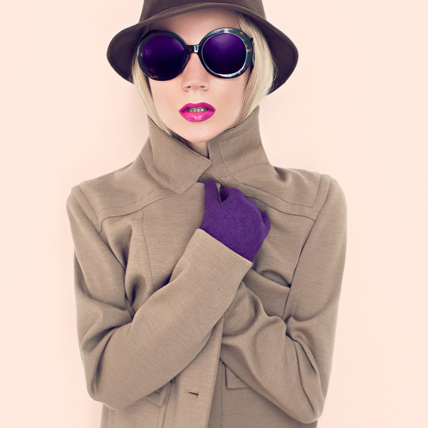 Stylish lady in fashionable hat - Foto, afbeelding