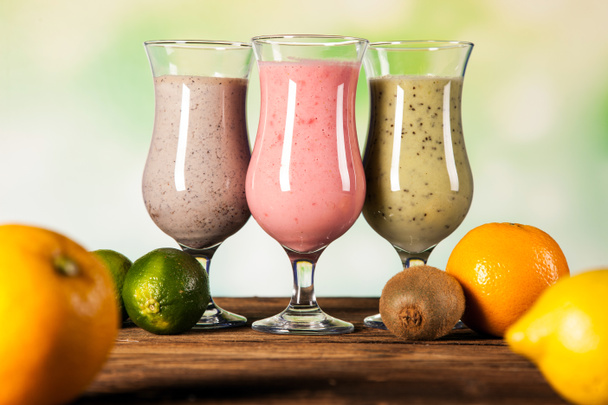 Alimentation saine, boissons protéinées et fruits
 - Photo, image