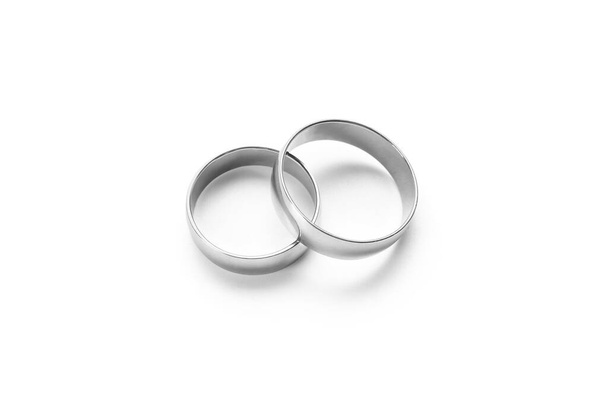 Par de anillos de boda sobre fondo blanco
 - Foto, Imagen
