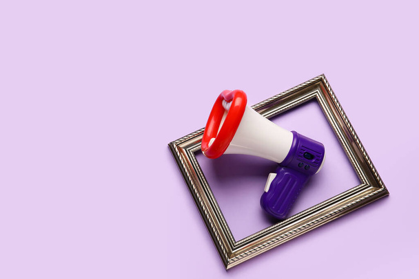 Megáfono de juguete con marco sobre fondo de color - Foto, imagen