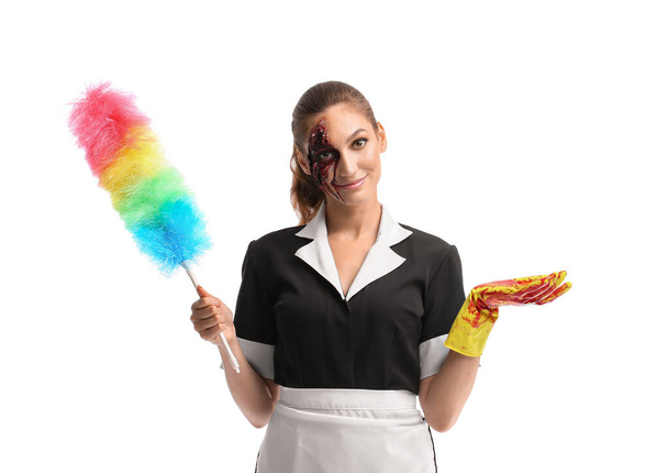Mujer vestida para Halloween como camarera con cepillo de polvo sobre fondo blanco - Foto, imagen