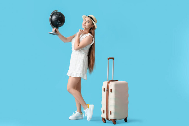 Turista femenina con globo sobre fondo de color - Foto, imagen