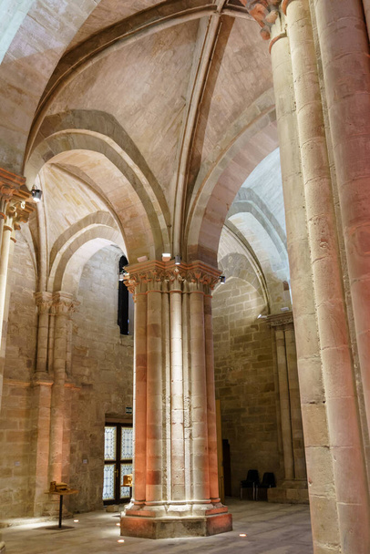Palencia, Espanha - 21 de agosto de 2021. Mosteiro de Santa Maria la Real, Aguilar de Campoo, Palencia, Espanha. Para dentro - Foto, Imagem